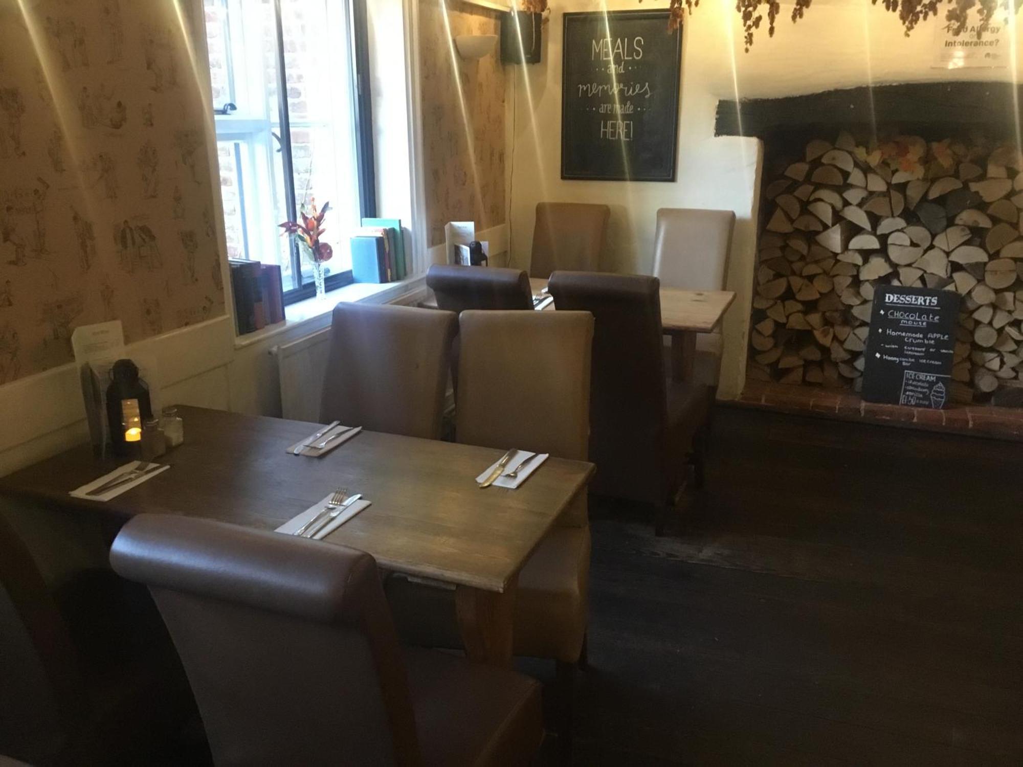 The Flying Horse Inn Boughton Aulph Exterior photo